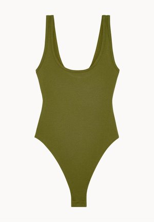 Maillot de bain une pièce en olive, côtelé, avec des bretelles larges, un décolleté en scoop, des jambes échancrées et un design minimaliste. Aucune ornementation.