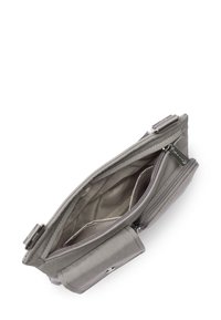 Borsa a tracolla grigia con esterno in tessuto liscio, due scomparti interni e cuciture a contrasto. Presenta una piccola tasca frontale.