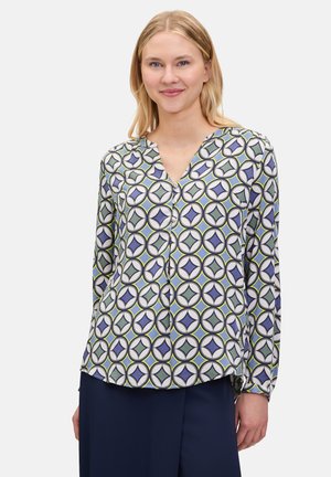 Langärmlige Bluse aus leichtem Stoff mit geometrischem Muster in Blau, Grün und Schwarz. V-Ausschnitt mit Knopfverschluss, lockere Passform.