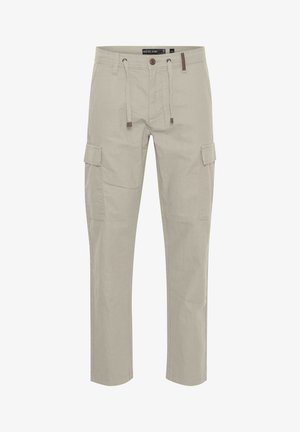 Beežid cargo püksid, millel on tõmbluku vöökoht, kaks külge taskut ja rinnanööpuga tasku reie peal. Valmistatud kergest kangast.