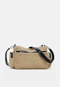 Geflochtene Strohtasche zum Umhängen in Beige mit schwarzen Lederelementen, ausgestattet mit einem zentralen Reißverschlussfach und einer zusätzlichen Seitentasche zur Aufbewahrung.