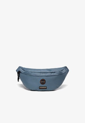 Riñonera de tela azul con una silueta curvada, que presenta un parche de logo circular y un cierre con cordón en un lado. Material duradero.