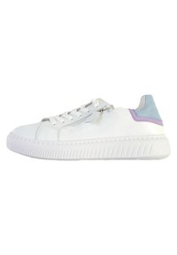 Sneaker in pelle bianca con punta arrotondata, design con lacci, accenti in blu chiaro e lavanda a contrasto, e suola in gomma testurizzata.