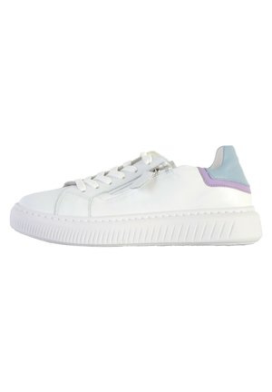 Sneaker in pelle bianca con punta arrotondata, design con lacci, accenti in blu chiaro e lavanda a contrasto, e suola in gomma testurizzata.
