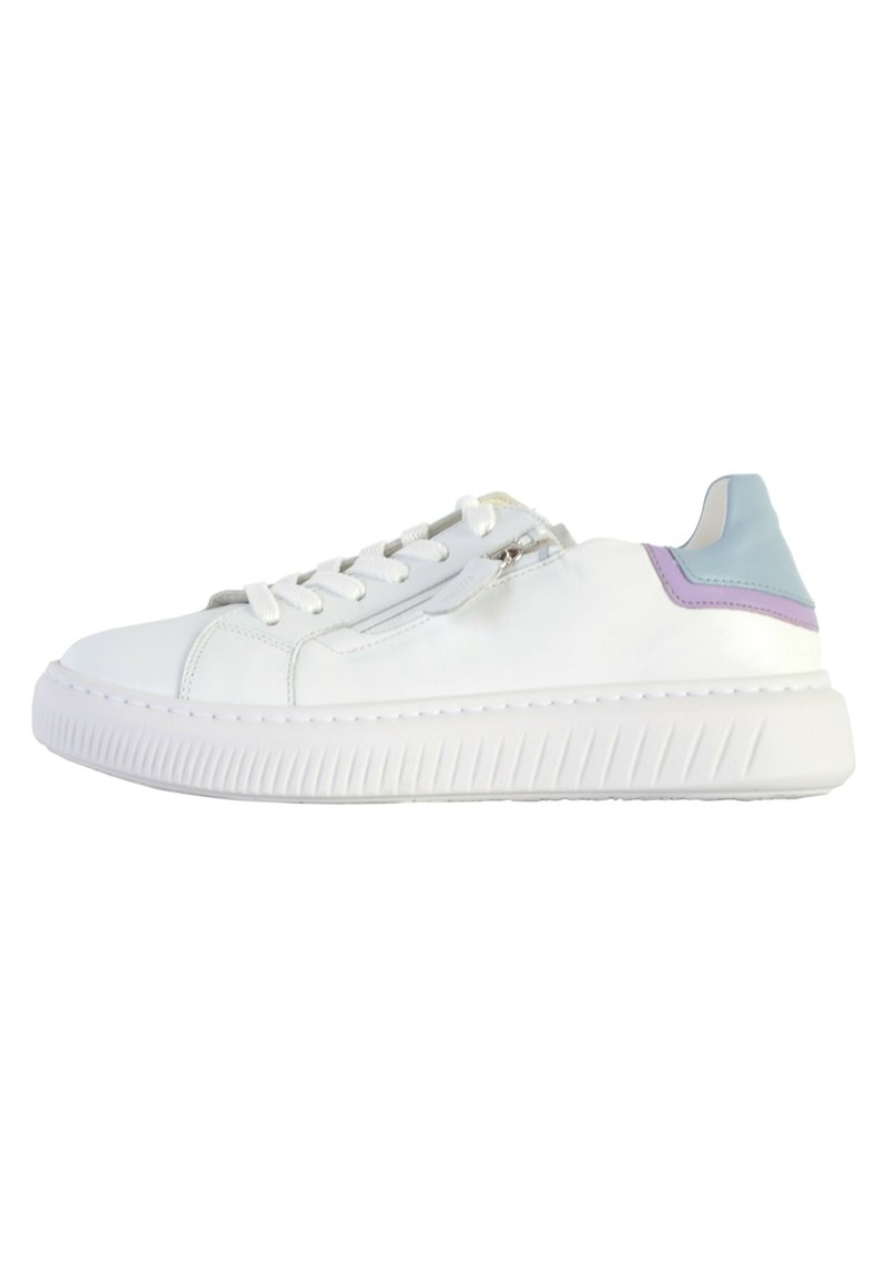Sneaker in pelle bianca con punta arrotondata, design con lacci, accenti in blu chiaro e lavanda a contrasto, e suola in gomma testurizzata.
