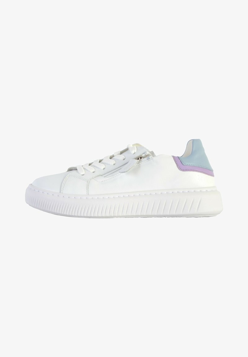 Witte leren sneaker met ronde neus, vetersluiting, contrasterende lichtblauwe en lavendelkleurige accenten, en een gekleurde rubberen zool.