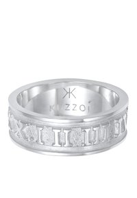 Silberner Ring mit glatten und strukturierten Oberflächen, eingravierten römischen Ziffern und dem Markennamen "Kuzzoi" im Inneren.