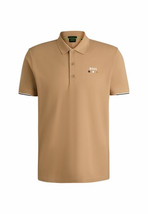 Polo shirt beige con colletto, tre bottoni e logo "BOSS" discreto. Le maniche corte presentano un dettaglio di rifinitura in bianco e nero.