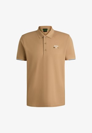 Beige poloshirt met een kraag, drie knopen en subtiel 'BOSS'-logo. Korte mouwen hebben een zwart-wit accent.