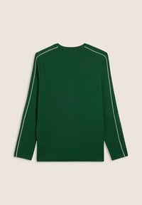 Camicia a maniche lunghe in cotone verde scuro con piping bianco sulle spalle, scollo a giro e orlo dritto. Texture liscia, senza fantasie né decorazioni.