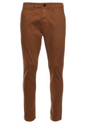 Slim-Fit Herrenbraune Hose mit Gürtelschlaufen, Knopfverschluss vorne sowie seitlichen und hinteren Taschen, auf weißem Hintergrund dargestellt.