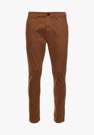Slim-Fit Herrenbraune Hose mit Gürtelschlaufen, Knopfverschluss vorne sowie seitlichen und hinteren Taschen, auf weißem Hintergrund dargestellt.