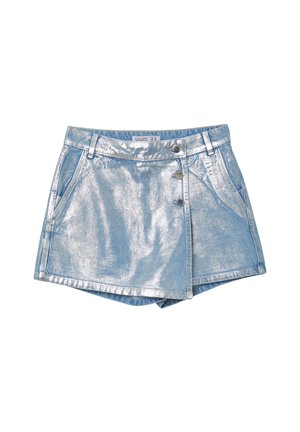 Metallisch silberner Denim-Skort mit vorderer Knopfleiste, Gürtelschlaufen und Seitentaschen, der einen glänzenden, strukturierten Stoff zeigt.