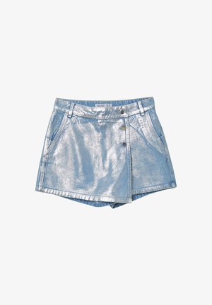Jupe-culotte en denim argent métallisé avec fermeture à boutons à l'avant, passants de ceinture et poches latérales, affichant un tissu texturé brillant.