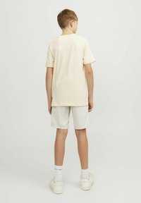 Jack & Jones Junior REGULAR FIT  - Shorts - crockery