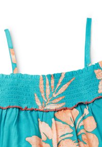 Vestido turquesa con estampado floral en tonos durazno, con un corpiño fruncido y tirantes finos. Tejido suave con un diseño fluido.