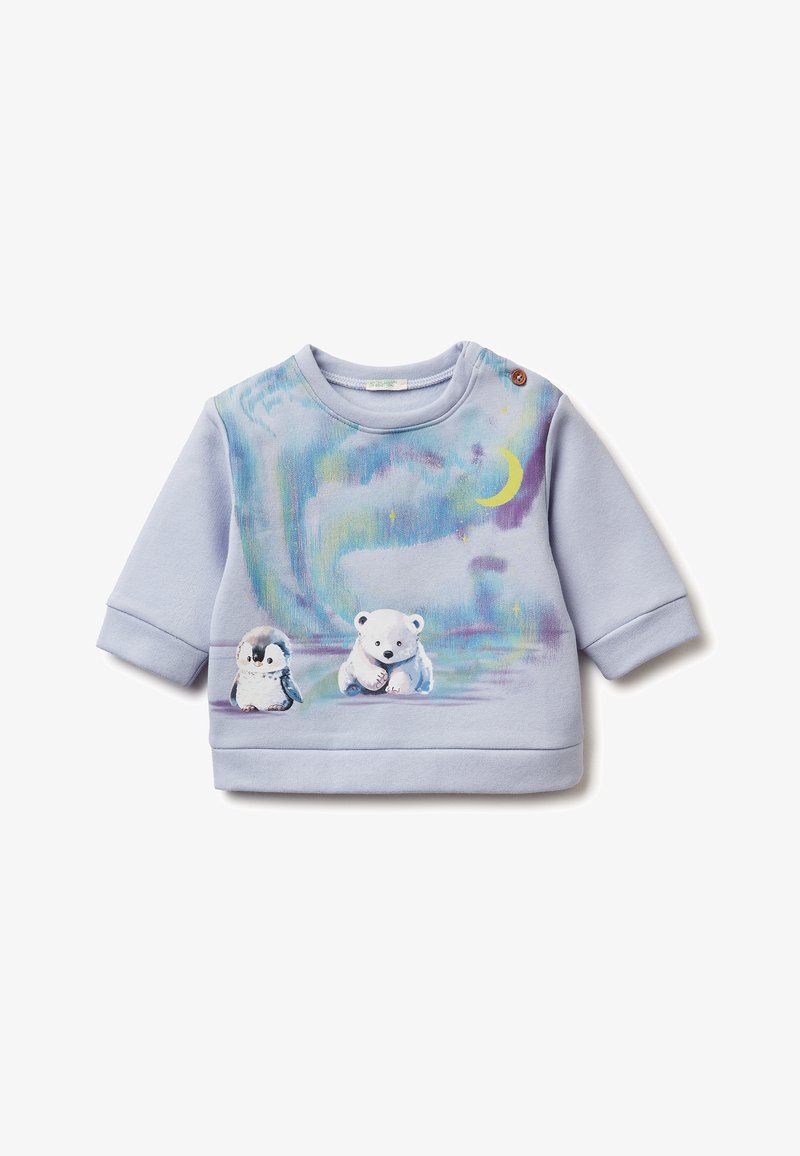 Sudadera de color azul claro con diseños impresos de oso polar y pingüinos, que presenta un fondo degradado, cuello redondo y mangas con puños.