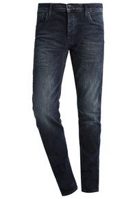 Jeans de mezclilla azul oscuro con corte ajustado, con cierre de botón, cinco bolsillos y un desvanecimiento sutil para aportar textura. Sin desgastes visibles.