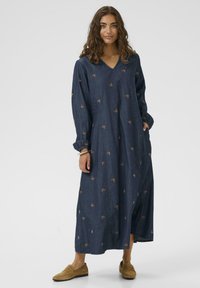 Langes Jeanskleid mit V-Ausschnitt, langen Ärmeln und brauner Schmetterlingsstickerei. Verfügt über Seitentaschen und eine lockere Passform.