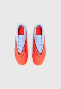 Nike nogometne kopačke s živopisnim crvenim gornjim dijelom, svijetloplavim akcentima, teksturiranom površinom i tradicionalnim sustavom vezivanja.