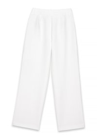 Białe, szerokie spodnie z gładkiego materiału, z przodu z zakładkami, zapinane na zamek błyskawiczny, z paskami na pasek. Brak widocznych wzorów lub akcentów.