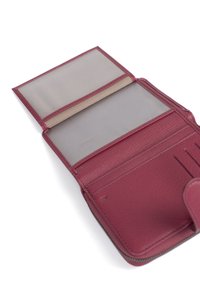 Burgundowa skórzana portmonetka z zamknięciem na zamek błyskawiczny, z przeźroczystym miejscem na dowód tożsamości, miejscami na karty i teksturowaną powierzchnią.
