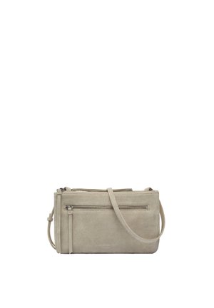 Kleine rechteckige beige Wildleder-Umhängetasche mit vorderer Reißverschlusstasche und dünnem verstellbarem Riemen auf weißem Hintergrund.