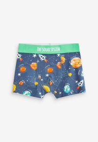 Blaue Boxershorts mit grünem Bund, beschriftet mit "DAS SONNENSYSTEM", mit bunten Mustern von Planeten und Raketen.