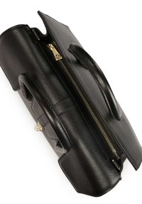 Borsa a mano in pelle nera con superficie tessurizzata, due manici e dettaglio della zip dorata. La borsa presenta una forma strutturata e una base piatta.