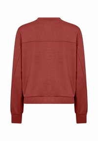 Rode sweater met ronde hals, lange mouwen en een relaxte pasvorm. Zachte textuur en eenvoudig ontwerp; heeft een naaddetail over de rug.