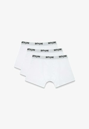 Tre par hvide boxershorts med en glat tekstur, der har en sort linning med "SIXTH JUNE" trykt med fed skrift.