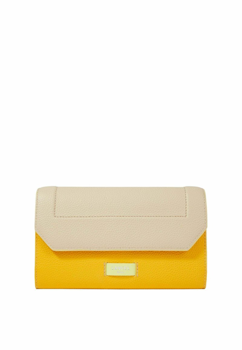Portefeuille en cuir jaune et crème avec une finition texturée, doté d'une fermeture à rabat et d'une forme rectangulaire. Détail de logo subtil au centre.