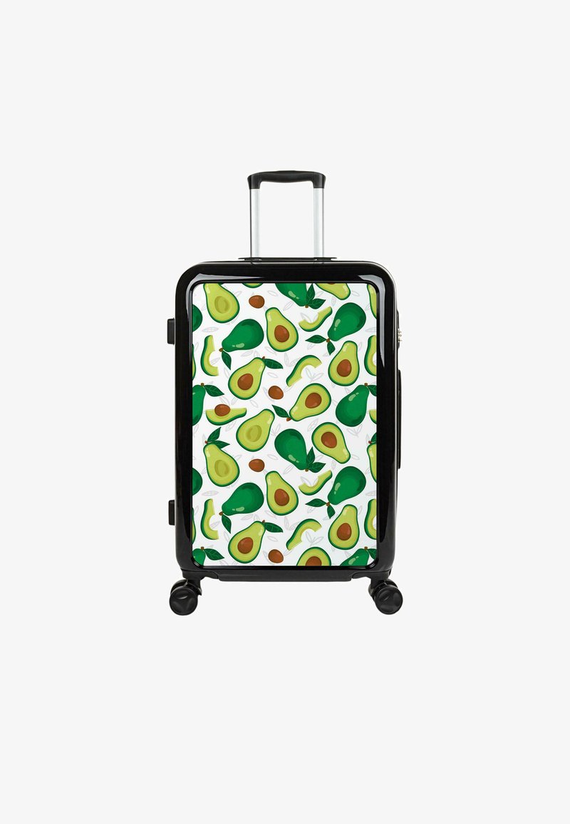 Maleta negra con un exterior brillante, con un fondo blanco decorado con patrones de aguacates verdes y huesos marrones. Asa retráctil y ruedas.