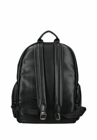 Zaino in pelle sintetica nera con schienale imbottito, spallacci regolabili e due tasche laterali. Presenta un design strutturato e dettagli in metallo sul buckle.