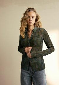 Next LONG SLEEVE REGULAR FIT - Chemisier - khaki camo