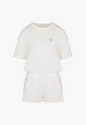 Completo composto da top bianco a maniche corte e pantaloncini abbinati con una piccola margherita blu e gialla ricamata sul petto sinistro.