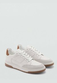 Adidași albi cu un amestec de piele netedă și suede, vârf rotund, detalii perforate, accent de călcâi maro și talpă din cauciuc plat.