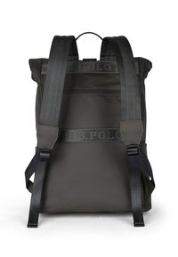 Rucsac impermeabil negru, cu bretele ajustabile și o bază plată. Prezintă o curea cu logo, hardware minim și un design elegant, aerodinamic.