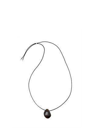 Collier en cordon noir avec un pendentif unique lisse brun foncé en forme de goutte.