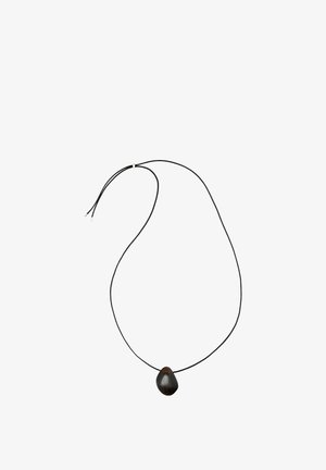 Collier en cordon noir avec un pendentif unique lisse brun foncé en forme de goutte.