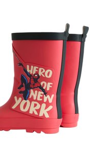 Červené gumové holínky s černými akcenty, s grafikou Spider-Mana a textem "HRDINA NEW YORKU" po straně. Texturovaná podrážka pro lepší grip.