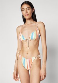 Flerfärgad bikini-set med en triangeltopp med volangkanter och justerbara snören, kompletterad av lågt skurna underdelar med sidoknyt.