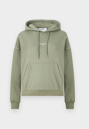 Felpa verde con tasca a marsupio, cappuccio regolabile con cordino e polsini a coste. Presenta il logo bianco "JJXX STUDIO" sul davanti. Tessuto morbido.