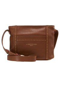 Hnědá kožená crossbody taška se zlatými hroty, s přední kapsou a nastavitelným popruhem. Hladká textura a minimalistický design.
