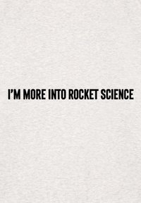 Világosszürke póló, amelyen vastag fekete betűkkel olvasható a következő felirat: "TÖBBET ÉRDEKEL A RAKÉTATUDOMÁNY." Egyszerű dizájn, további minták vagy díszítések nélkül.