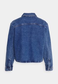 Denimjakke, blå farve, cropped design. Har en klassisk krave, knapmansjetter og synlig syning langs sømmene.