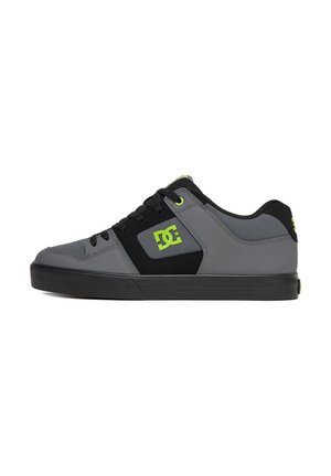 Niskie szare i czarne buty sportowe z czarnymi sznurowadłami, zielonym logo po boku i zielonymi oczkami, na białym tle.