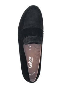 Mocasines de ante negro con una superficie suave, una banda ancha en el empeine y una plantilla acolchada para mayor comodidad. Cuenta con la marca "Gabor comfort".