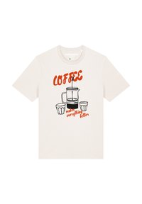 Cremefarbener Baumwoll-T-Shirt mit einem Grafik von einer French Press und zwei Tassen, mit rotem und schwarzem Text "KAFFEE macht alles besser."
