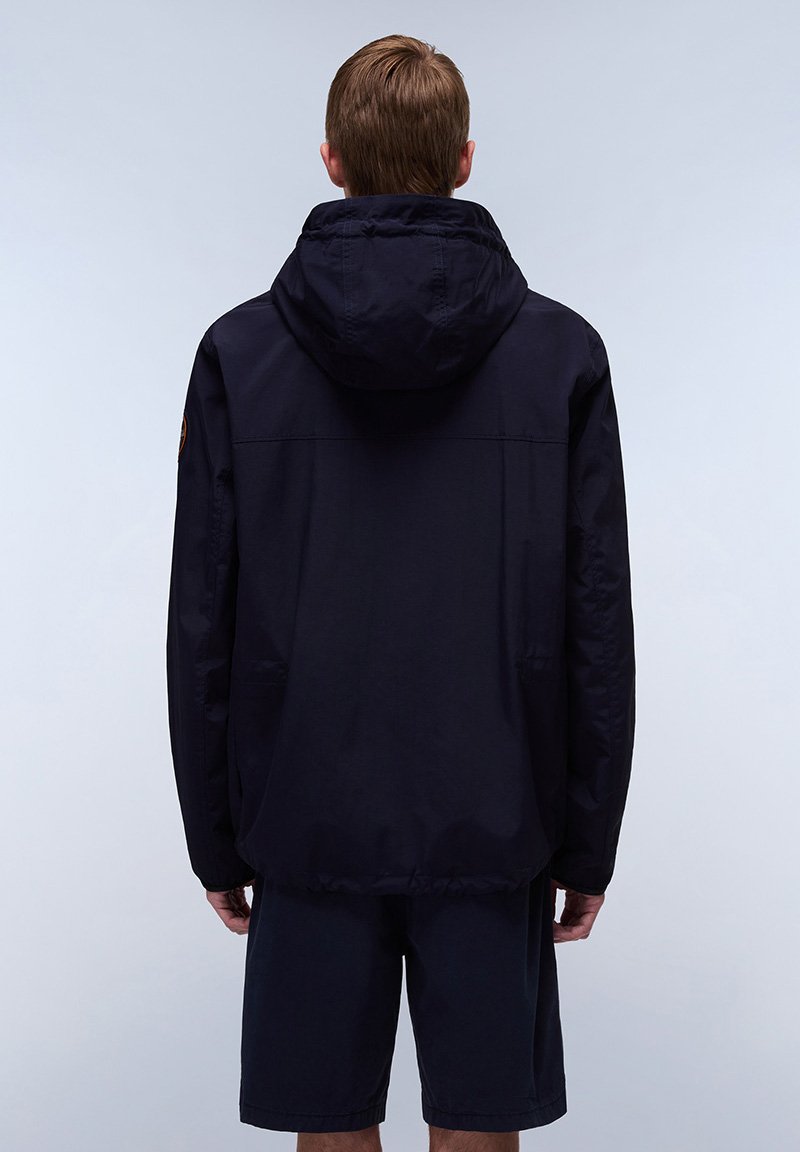 Marineblaue Kapuzejacke mit glatter Textur, ausgestattet mit seitlichen Taschen und einem Kordelzug am Saum, hergestellt aus leichtem Stoff.